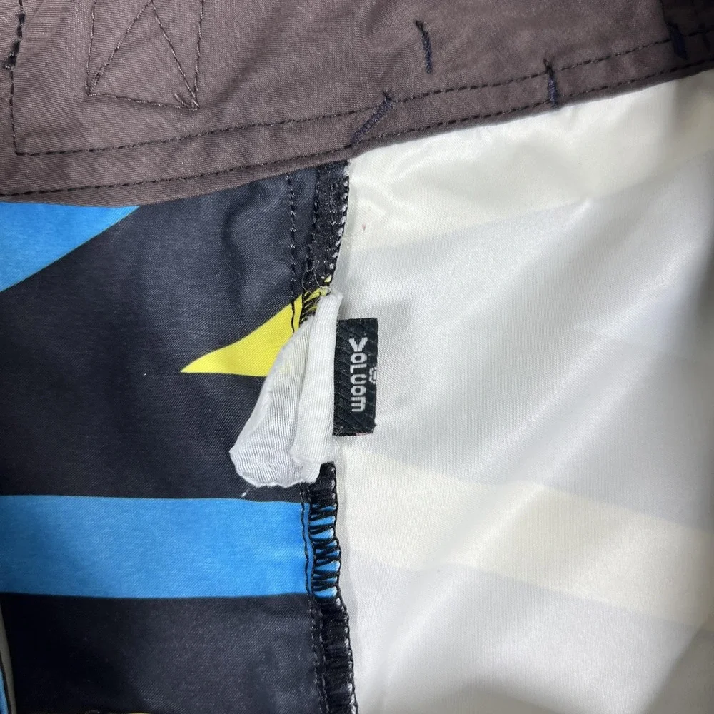 Volcom Board Shorts Mens Size 36 Black Blue Yellow Zigzag‎ Swim Trunks - Picture 8 of 8